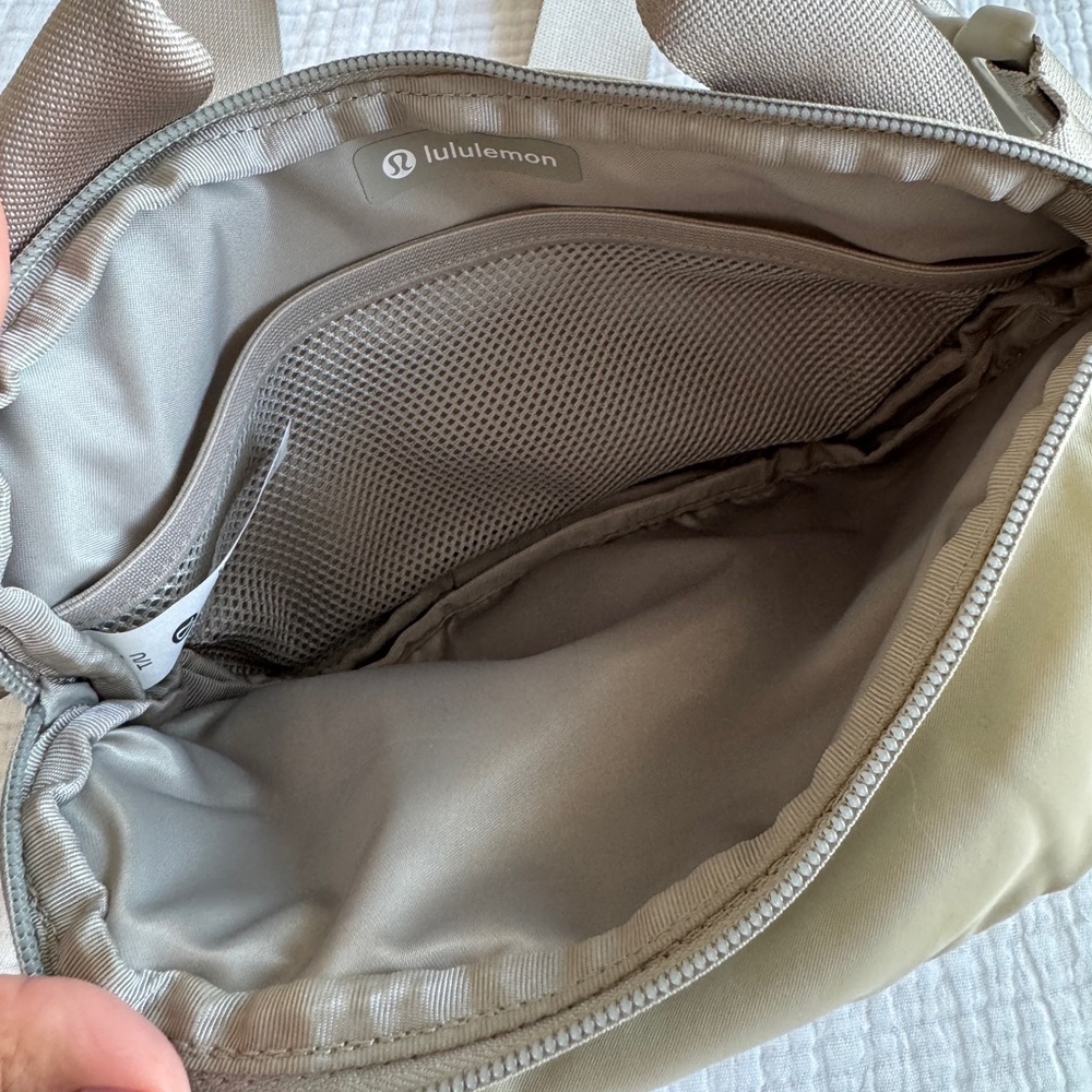Lululemon All Day Essentials Belt Bag Raw Linen 2.5L - Picture 4 of 5